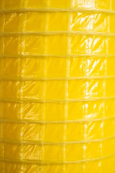 Yeni sarı buhar bariyeri rulosu. Yaklaş.