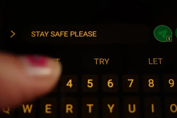 Paleta Kobiet Wpisując Stay Bezpieczeństwo Wiadomość Czarny Ekran Smartfona — Zdjęcie stockowe