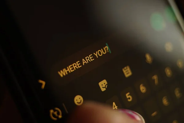 Ręczne Wpisywanie Pytania Gdzie Jesteś Wiadomość Czarnym Ekranie Smartfona — Zdjęcie stockowe