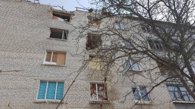 İdamdan sonra camları kırık bir apartmanın ön cephesi yıkılmış..