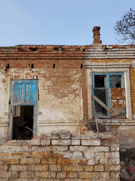 Casa Destruída Com Janelas Portas Partidas Casa Abandonada Com Tinta — Fotografia de Stock