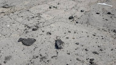 Yıkılmış yolda asfalt parçaları var..