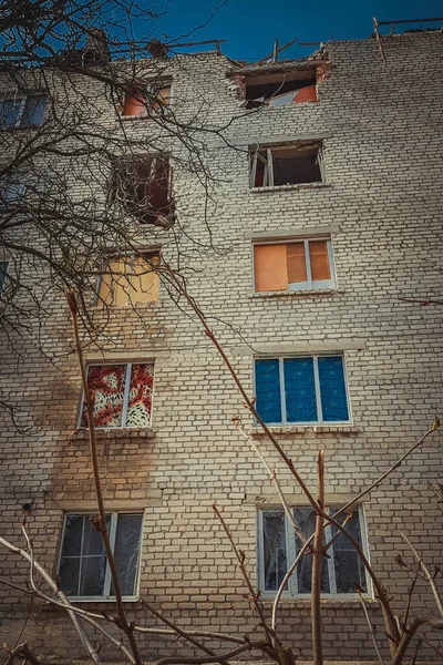 Fațada Distrusă Unei Clădiri Apartamente Ferestre Sparte După Fost Împușcată — Fotografie, imagine de stoc