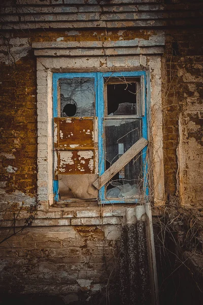 被打破窗户的被毁的农村房屋 废弃的房子 漆皮剥落 战后之家 — 图库照片