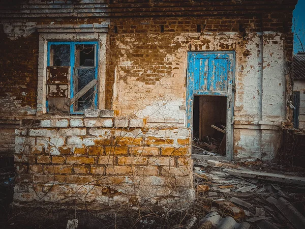 被打破的门窗摧毁的农村房屋 用破旧的油漆把家抛弃了 战后的家 — 图库照片