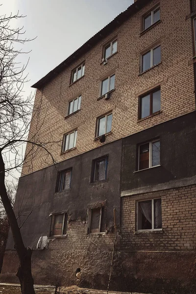 Edifício Residencial Destruído Com Janelas Quebradas Buraco Parede Depois Ser — Fotografia de Stock