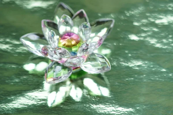 Crystal Lotus Glänsande Grön Bakgrund Med Ljusreflektion Anahata Chakra Symbol — Stockfoto