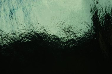 Doymuş parlak yeşil arka plan ve ışık yansıması. Anahata chakra tonu.