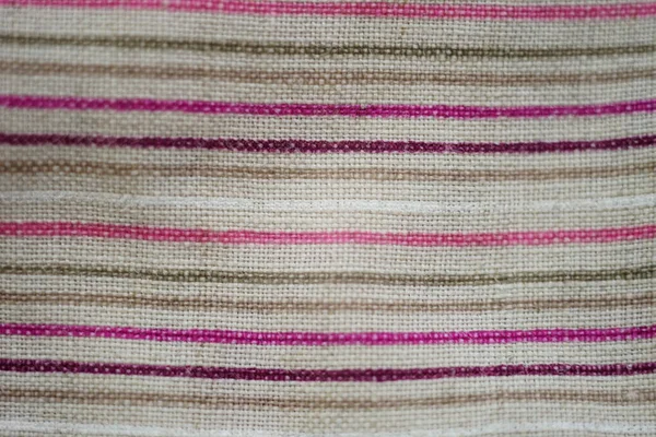 水平粉色和棕色条纹的厚亚麻布织物 — 图库照片