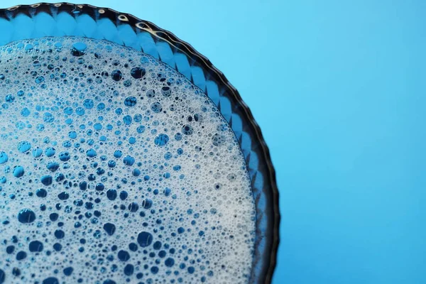 Стеклянная Чаша Пенной Водой Пузырьками Лопающимися Синем Столе — стоковое фото