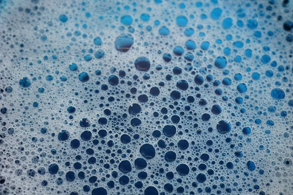 Espuma Blanca Con Burbujas Saltando Aguas Azules Profundas — Foto de Stock