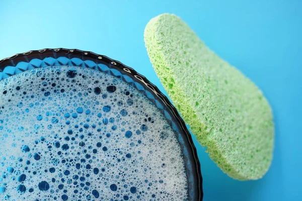 Зеленая Губка Лица Стеклянная Чаша Пенной Водой Пузырьками Лопающимися Синем — стоковое фото