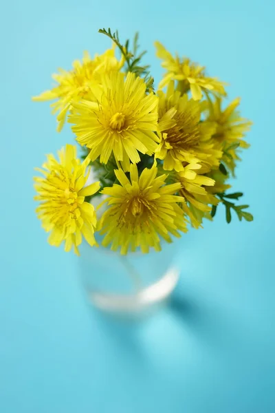 Bukiet Żółtych Kwiatów Niebieskim Stole Karta Sztuki — Zdjęcie stockowe