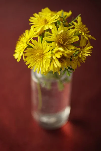 Gelbe Blumensträuße Auf Dem Roten Tisch Kunstkarte — Stockfoto