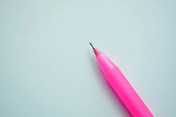 Розовая Шариковая Ручка Голубой Бумаге — стоковое фото