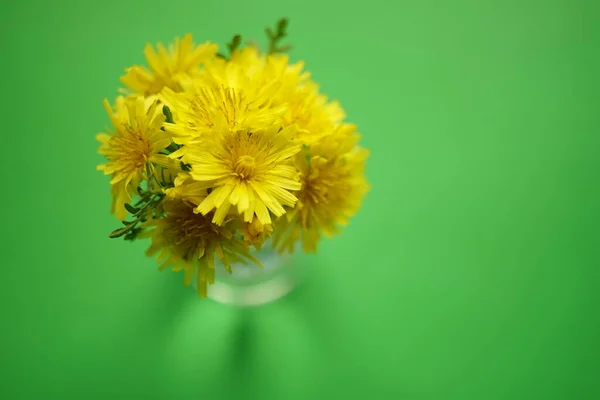 Gelber Blumenstrauß Auf Dem Grünen Tisch Kunstkarte Kopierraum — Stockfoto