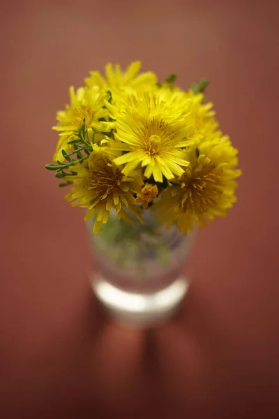 Gelbe Blumensträuße Auf Dem Braunen Tisch Kunstkarte — Stockfoto