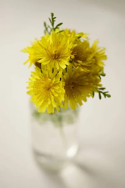 Gelbe Blumen Strauß Auf Dem Weißen Tisch Kunstkarte — Stockfoto