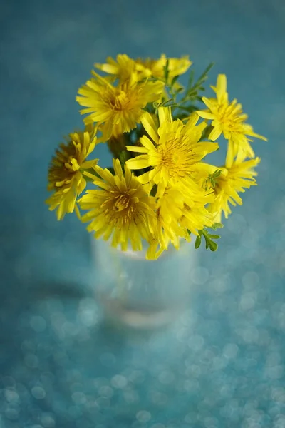 Gelbe Blumensträuße Auf Dem Strahlend Blauen Tisch — Stockfoto
