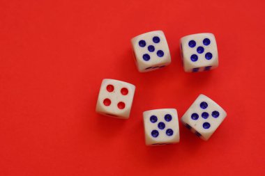 Kırmızı masada farklı numaralar olan tatlar..