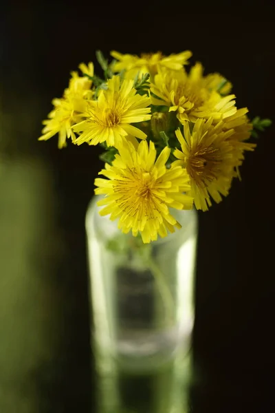 Gelbe Blumensträuße Auf Dem Dunkelgrünen Tisch Kunstkarte — Stockfoto