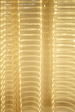 Altın güneş ışığıyla güneşli organza tülleri.