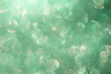 Gümüş yuvarlak baloncuklu parlak, bulanık yeşil arkaplan.