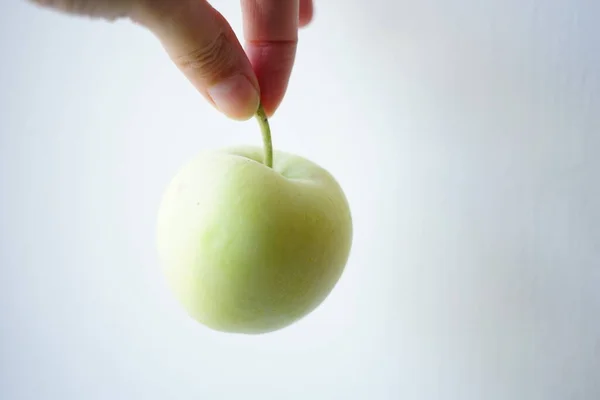 Grönt Äpple Kvinnlig Hand Vit Bakgrund — Stockfoto