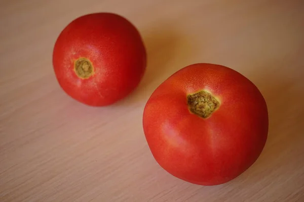 Dos Tomates Rosados Maduros Sobre Una Mesa Madera Pálida — Foto de Stock