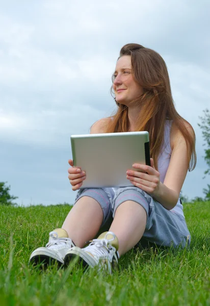 Lachende Frau im Gras — Stockfoto