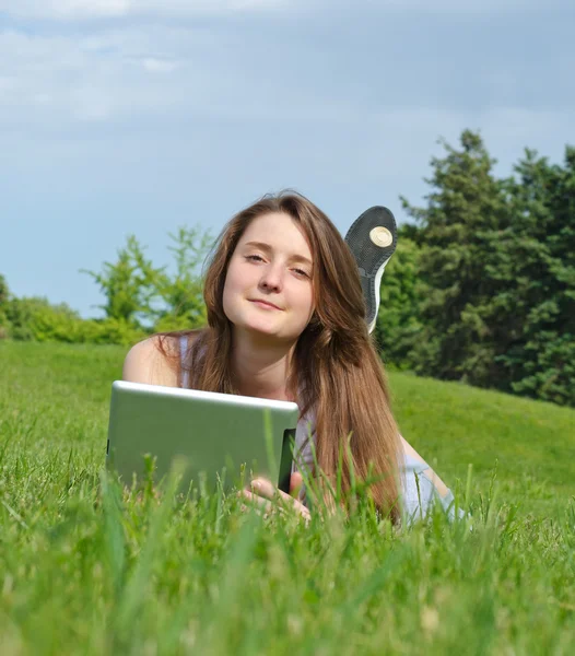 Ontspannen vrouw met behulp van een Tablet PC — Stockfoto