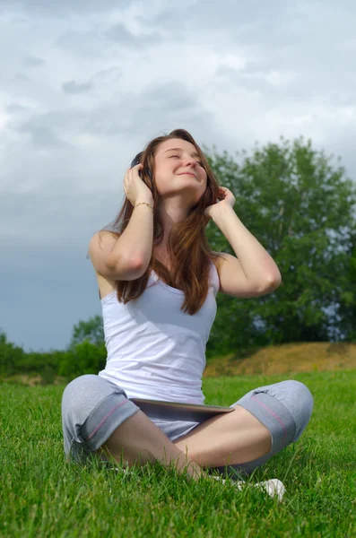 Flicka lyssnar på musik — Stockfoto