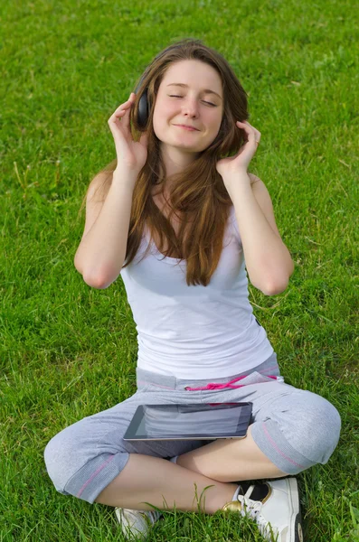 Femme heureuse écoutant de la musique — Photo