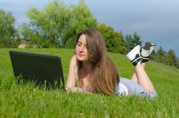 Estudiante estudiando al aire libre en su portátil —  Fotos de Stock
