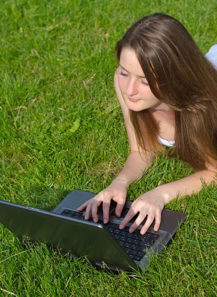 Junge Frau mit Laptop — Stockfoto