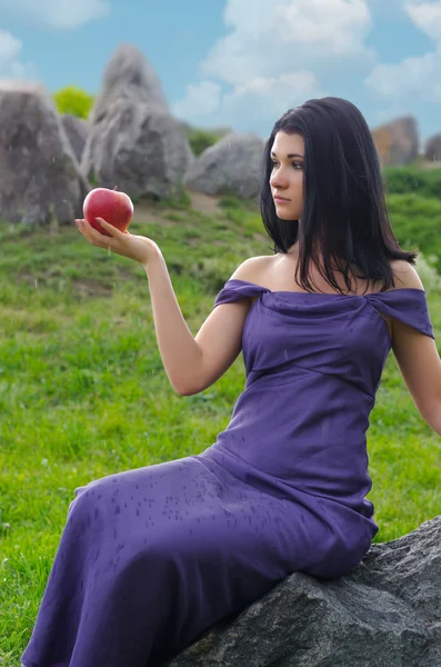 Donna elegante con una mela rossa — Foto Stock