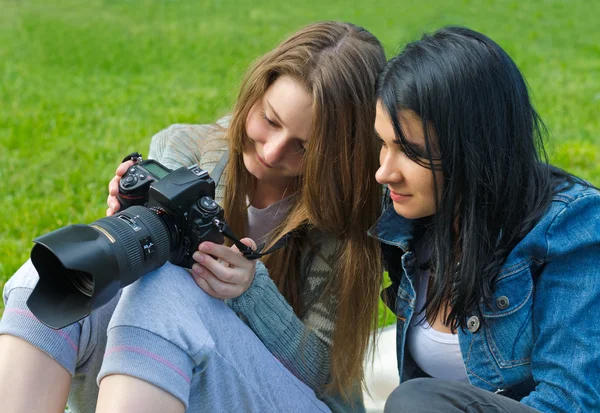 Women checking viewfinder of camera — Stock Photo, Image
