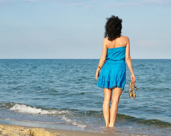 Žena stojící hledět nad oceán — Stock fotografie