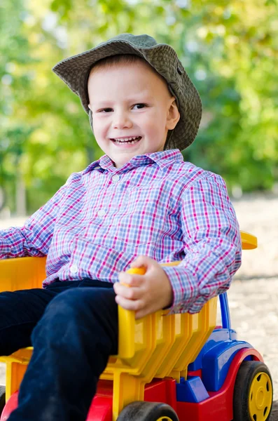 Счастливый маленький мальчик со своим грузовиком — стоковое фото