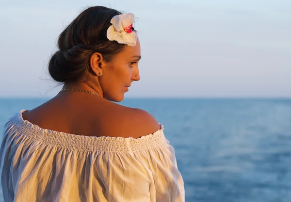 Beautiful woman overlooking the ocean — Stock Photo, Image