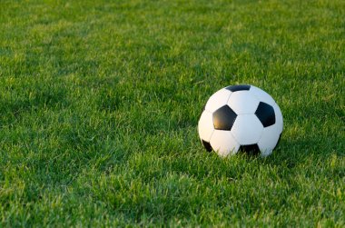 Yeşil çimlerde futbol topu