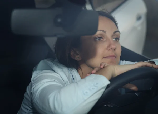 Vrouw zitten wachten in haar auto — Stockfoto