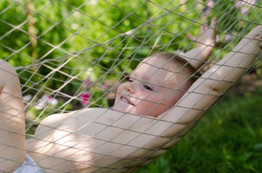 sevimli küçük çocuk bir hamak