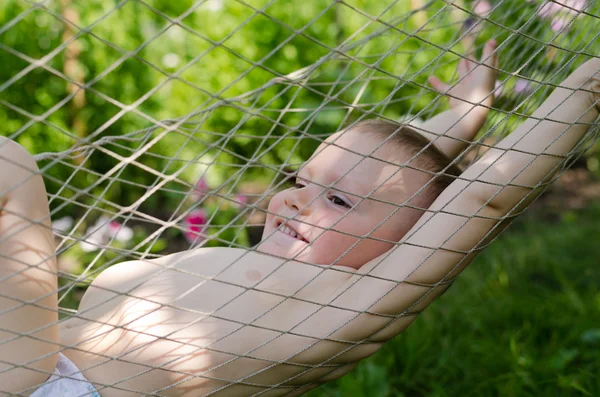 sevimli küçük çocuk bir hamak