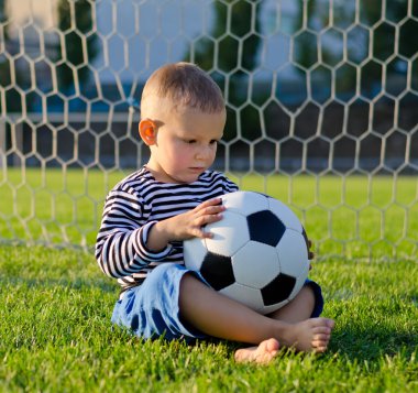 küçük çocuk onun futbol topuyla gol