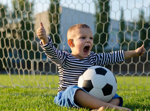 Pojke med fotboll som skriker av glädje — Stockfoto