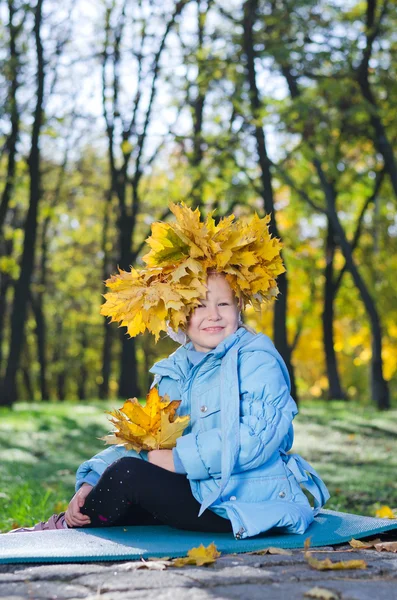 Holčička s barevnou podzimní čelenku — Stock fotografie