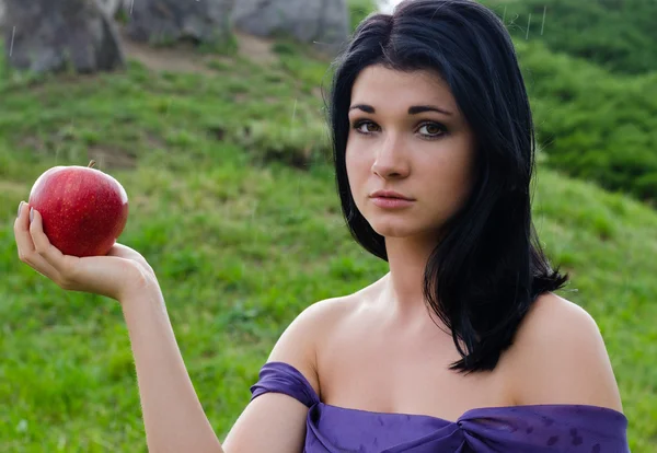 Бесутешительная женщина с яблоком — стоковое фото