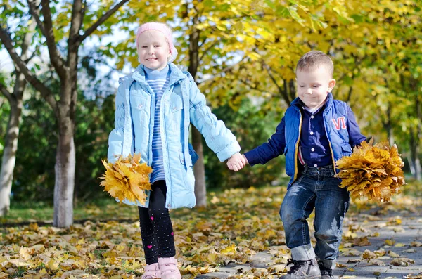 Young children skipping hand in hand — Stock Photo, Image