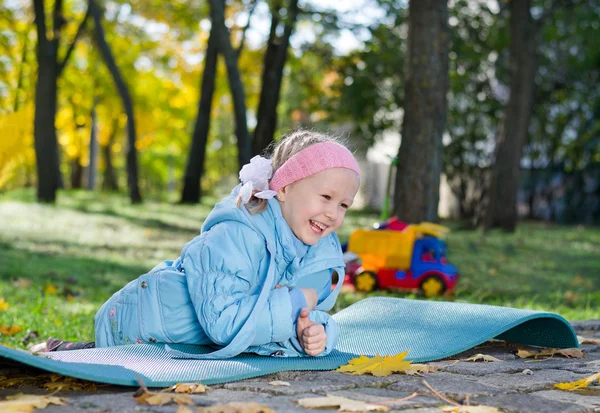 Lachendes kleines Mädchen beim Spielen im Park — Stockfoto